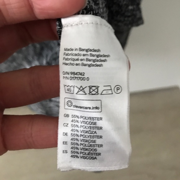 H&M thin sweater great for layering with two small tears on back - Picture 7 of 7